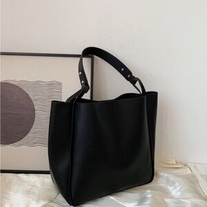 Elegant Black Tote Bag simple but fashionable design well balanced design